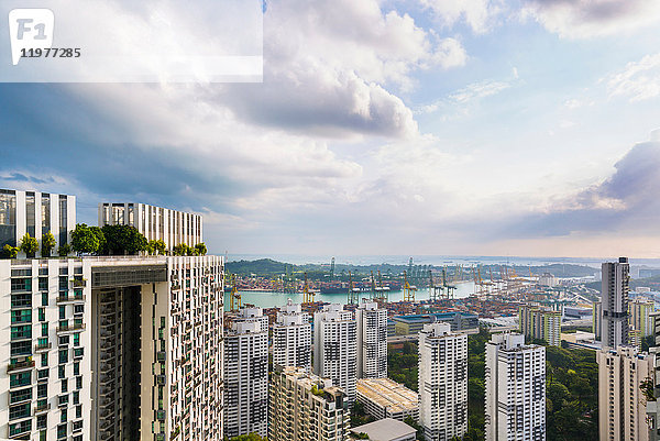 Erhöhtes Stadtbild mit Wohnungsaußenseiten und Küste  Singapur  Südostasien