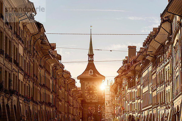 Abnehmende Perspektive von Gebäuden auf der Straße  Bern  Schweiz  Europa