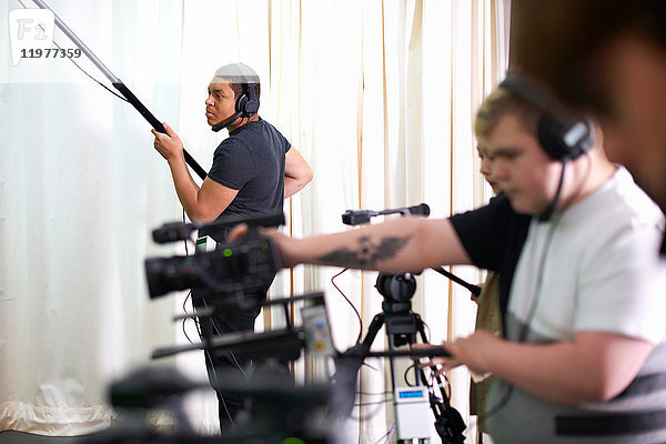 College-Studenten filmen und nehmen im Fernsehstudio auf