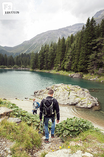 Wandern zu zweit am See  Tirol  Steiermark  Österreich  Europa