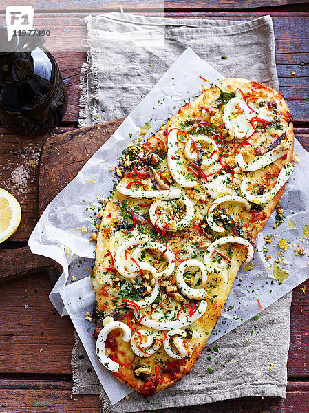 Tintenfisch-Aglio-Olio-Pizza auf Servierbrett  Draufsicht
