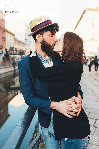 Hipster-Pärchen küsst sich am Stadtkanal