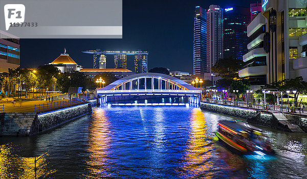 Fluss Singapur und Brücke bei Nacht  Singapur  Südostasien