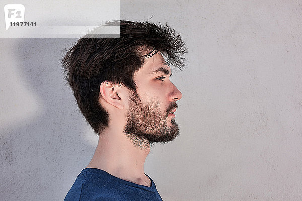 Kopf und Schulter Seitenansicht Portrait eines jungen Mannes mit Bart