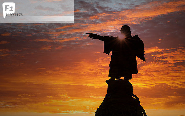 Silhouette einer zeigenden Statue bei Sonnenuntergang  Barcelona  Katalonien  Spanien  Europa