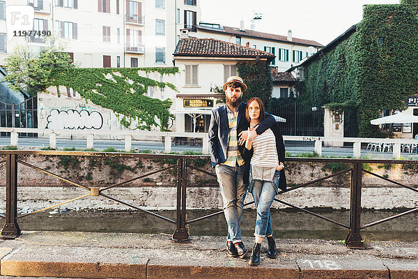 Porträt eines coolen Paares am Stadtkanal