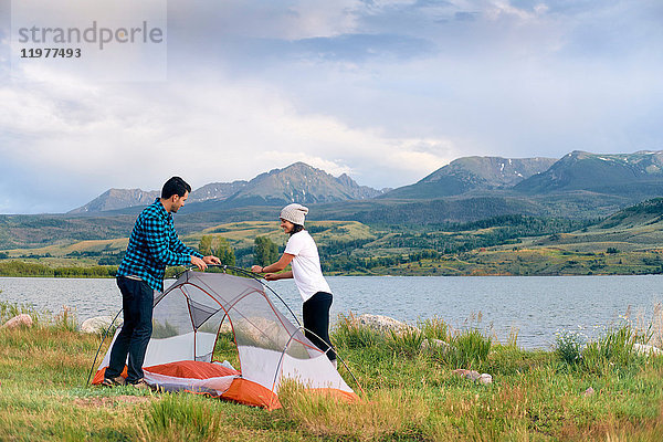 Ehepaar in ländlicher Umgebung  Zelt aufstellen  Heeney  Colorado  Vereinigte Staaten