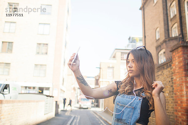Junge Frau im Freien  Selbsthilfe  Smartphone benutzen