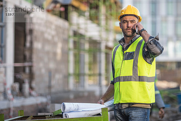 Bauarbeiter mit Mobiltelefon
