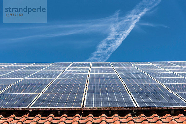 Solarpaneele auf dem Dach  niedriger Blickwinkel  München  Deutschland
