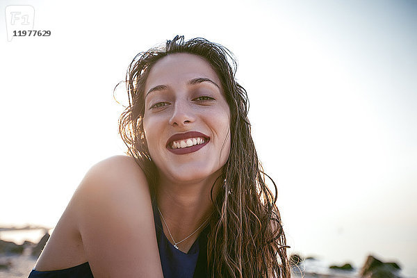 Porträt einer glücklichen jungen Frau am Strand  Odessa  Ukraine