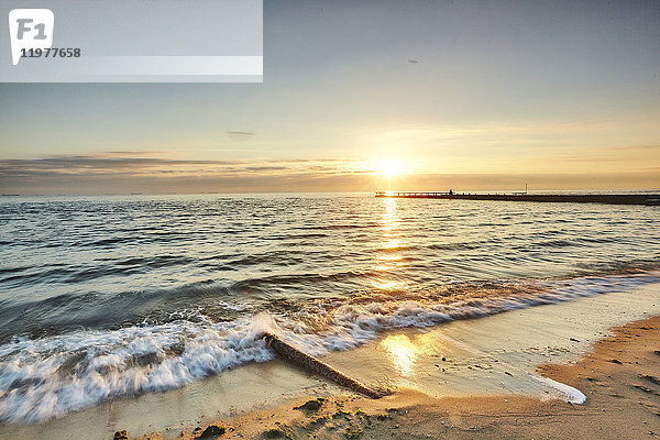Plätschernde Wellen am Strand bei Sonnenuntergang  Odessa  Odessa Oblast  Ukraine  Europa