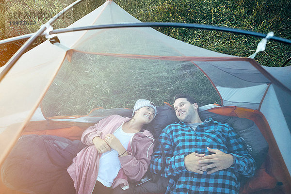 Paar im Zelt liegend  erhöhte Ansicht