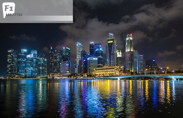 Skyline am Wasser an der Marina Bay bei Nacht  Singapur  Südostasien