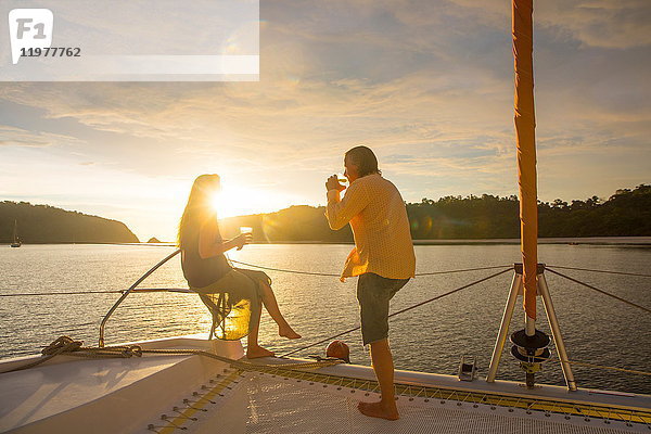 Paar entspannt auf einer Yacht bei Sonnenuntergang  Koh Rok Noi  Thailand  Asien