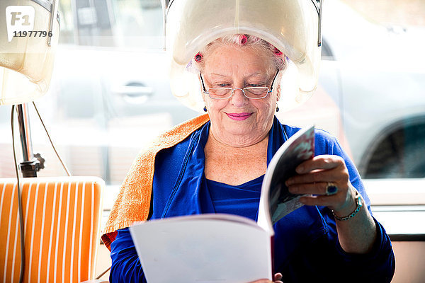 Weibliche Kunden lesen Zeitschrift im Friseursalon