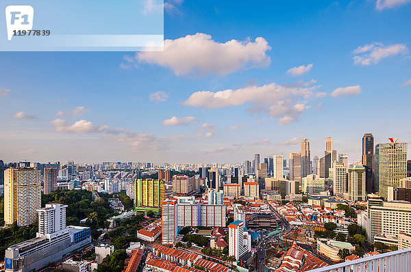 Erhöhtes Stadtbild mit Finanzdistrikt und Chinatown  Singapur  Südostasien