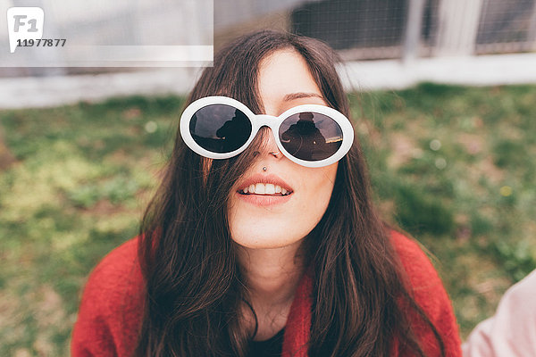 Porträt einer jungen Frau mit Sonnenbrille  Nahaufnahme