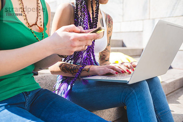 Frauen auf Städtereise mit Laptop und Telefon  Mailand  Italien