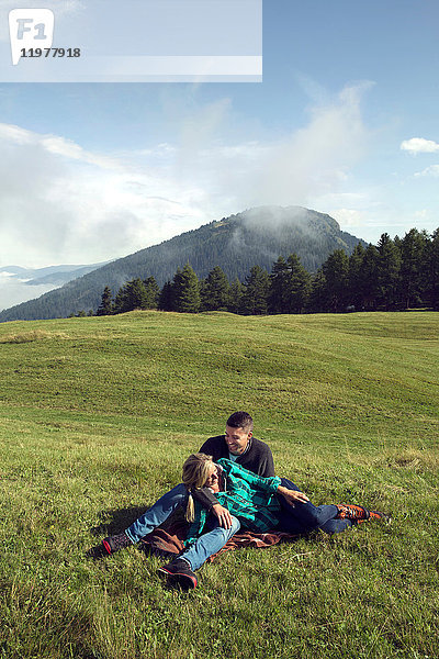 Liegendes Ehepaar entspannt in Feldlandschaft  Tirol  Steiermark  Österreich  Europa