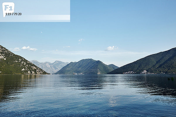 Panoramablick auf die Berge und die Bucht von Kotor  Montenegro