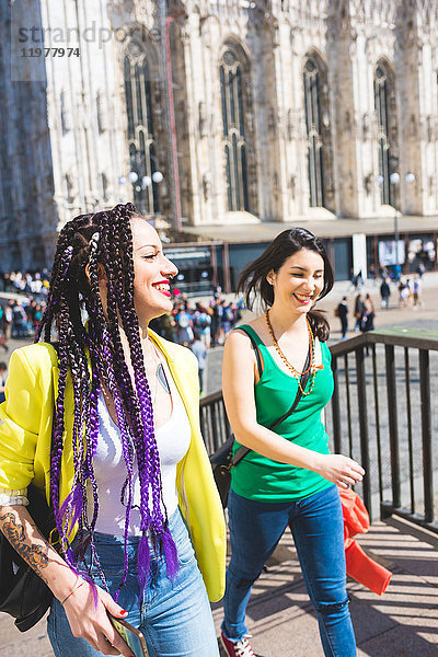 Frauen außerhalb von Il Duomo  Mailand  Italien