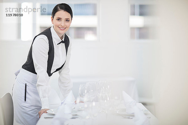 Porträt einer Kellnerin im Restaurant