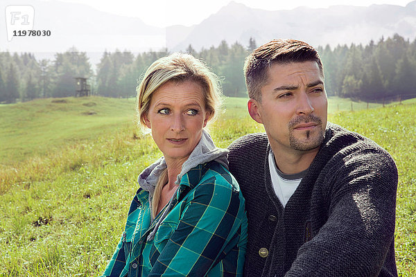Porträt eines Paares in Feldlandschaft mit Blick in die Ferne  Tirol  Steiermark  Österreich  Europa