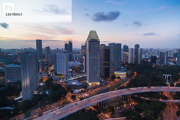 Erhöhtes Stadtbild mit Autobahn und Wolkenkratzern in der Abenddämmerung  Singapur  Südostasien