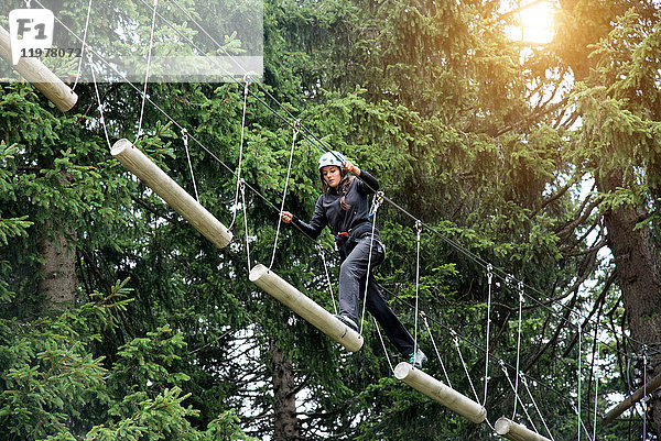 Teenager-Mädchen im Hochseilgarten