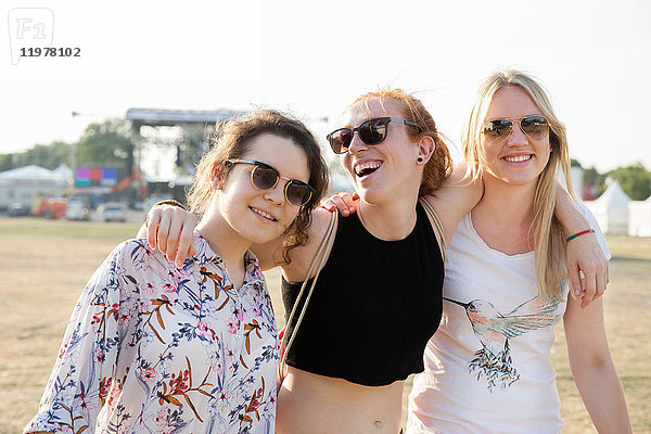 Porträt von drei Freundinnen beim Festival  lächelnd