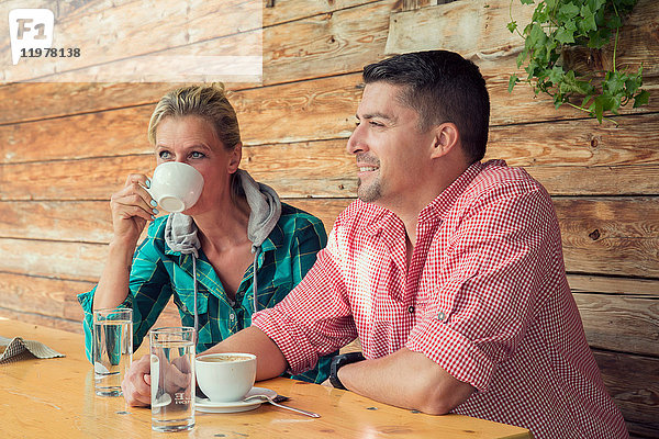 Paar im Café beim Kaffeetrinken  Tirol  Steiermark  Österreich  Europa