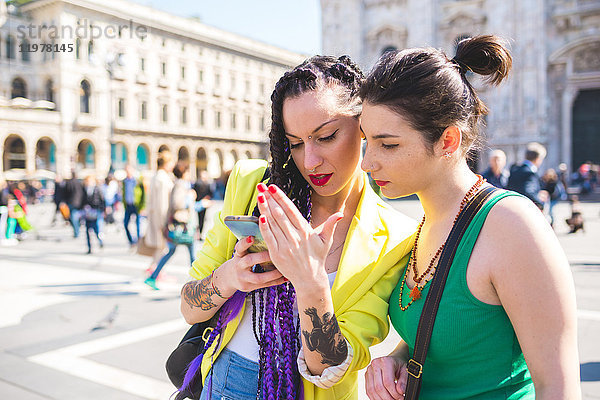 Frauen außerhalb von Il Duomo  Mailand  Italien