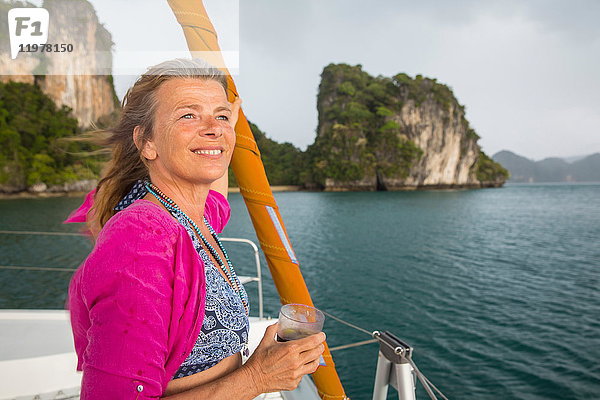 Frau segelt auf Yacht und schaut lächelnd weg  Koh Hong  Thailand  Asien