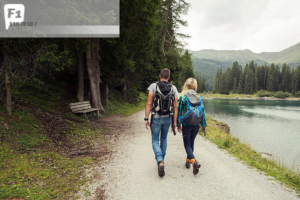 Rückansicht eines Wanderpaares am See  Tirol  Steiermark  Österreich  Europa