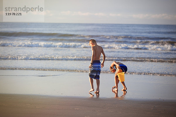 Mädchen und Junge am Strand  North Myrtle Beach  South Carolina  Vereinigte Staaten  Nordamerika