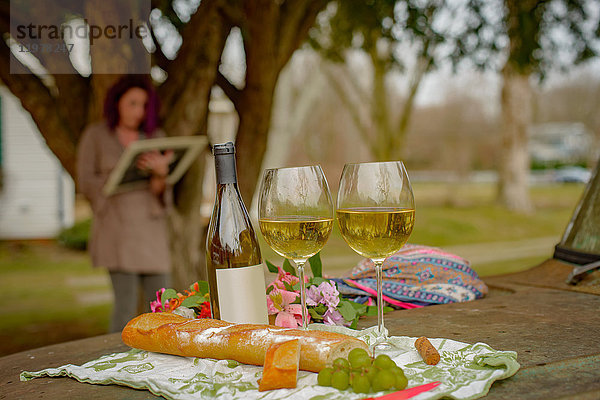 Frau entspannt sich mit Wein im Garten