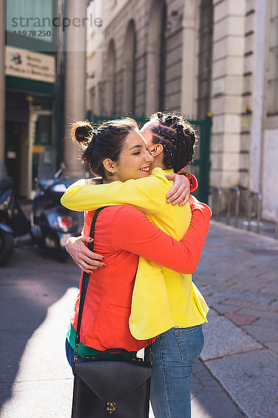 Frauen  die sich auf der Straße umarmen  Mailand  Italien