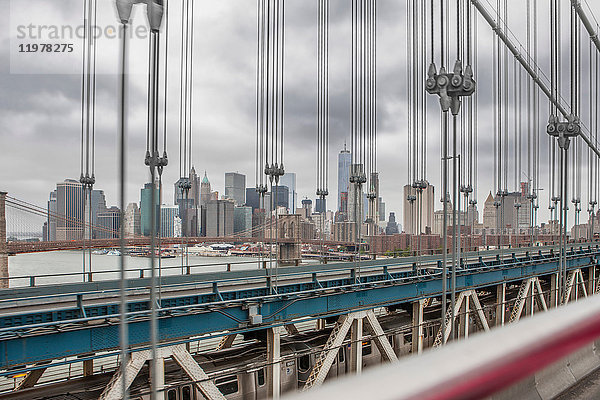 Blick von der Manhattan Bridge auf die Skyline von New York  New York City  New York  USA