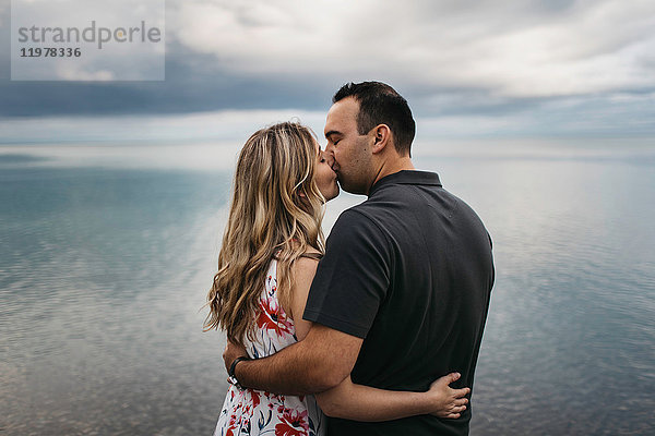 Romantisches Paar küsst sich am Wasser  Oshawa  Kanada