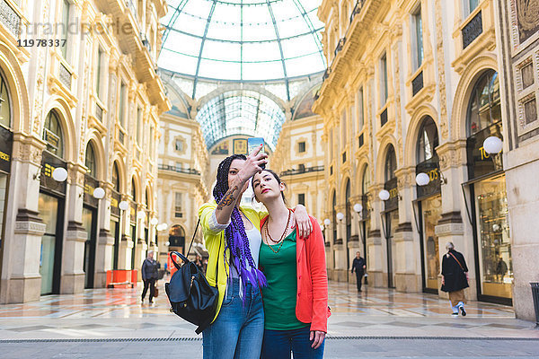 Frauen bei der Selbsthilfe in der Galleria Vittorio Emanuele II  Mailand  Italien