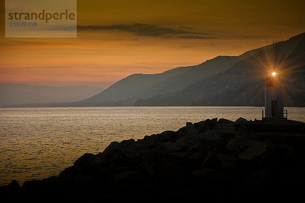 Leuchtturm auf nachts beleuchteten Felsen  Camogli  Ligurien  Italien  Europa