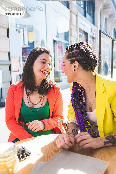 Frauen auf Städtereise im Outdoor-Café  Mailand  Italien