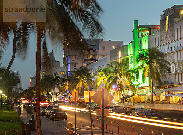 In der Abenddämmerung beleuchteter Meeresstrand  Miami Beach  Florida  Vereinigte Staaten  Nordamerika