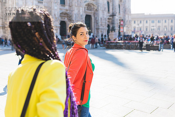 Frauen außerhalb von Il Duomo  Mailand  Italien