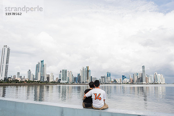 Rückansicht des am Wasser sitzenden Paares  Panama City  Panama  Panama