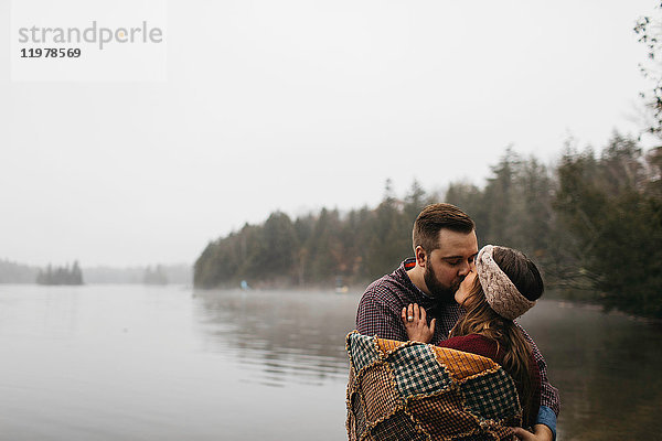 Paar am See  in Deckenküsse gehüllt  Bancroft  Kanada  Nordamerika