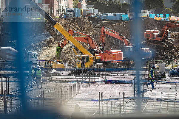 Bauarbeiter legen Fundament des Gebäudes