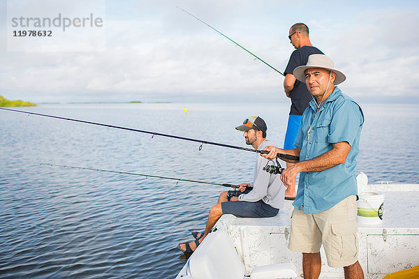 Männer beim Fischen im Golf von Mexiko  Homosassa  Florida  USA