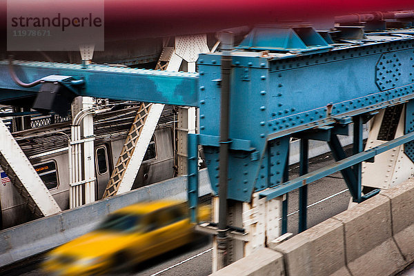 Gelbes Taxi fährt über die Manhattan Bridge  New York City  New York  USA